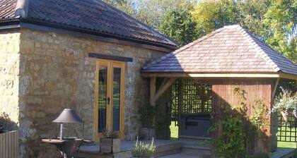 Nykyaikainen ja moderni navetta muuntaminen yksityisten kylpytynnyri