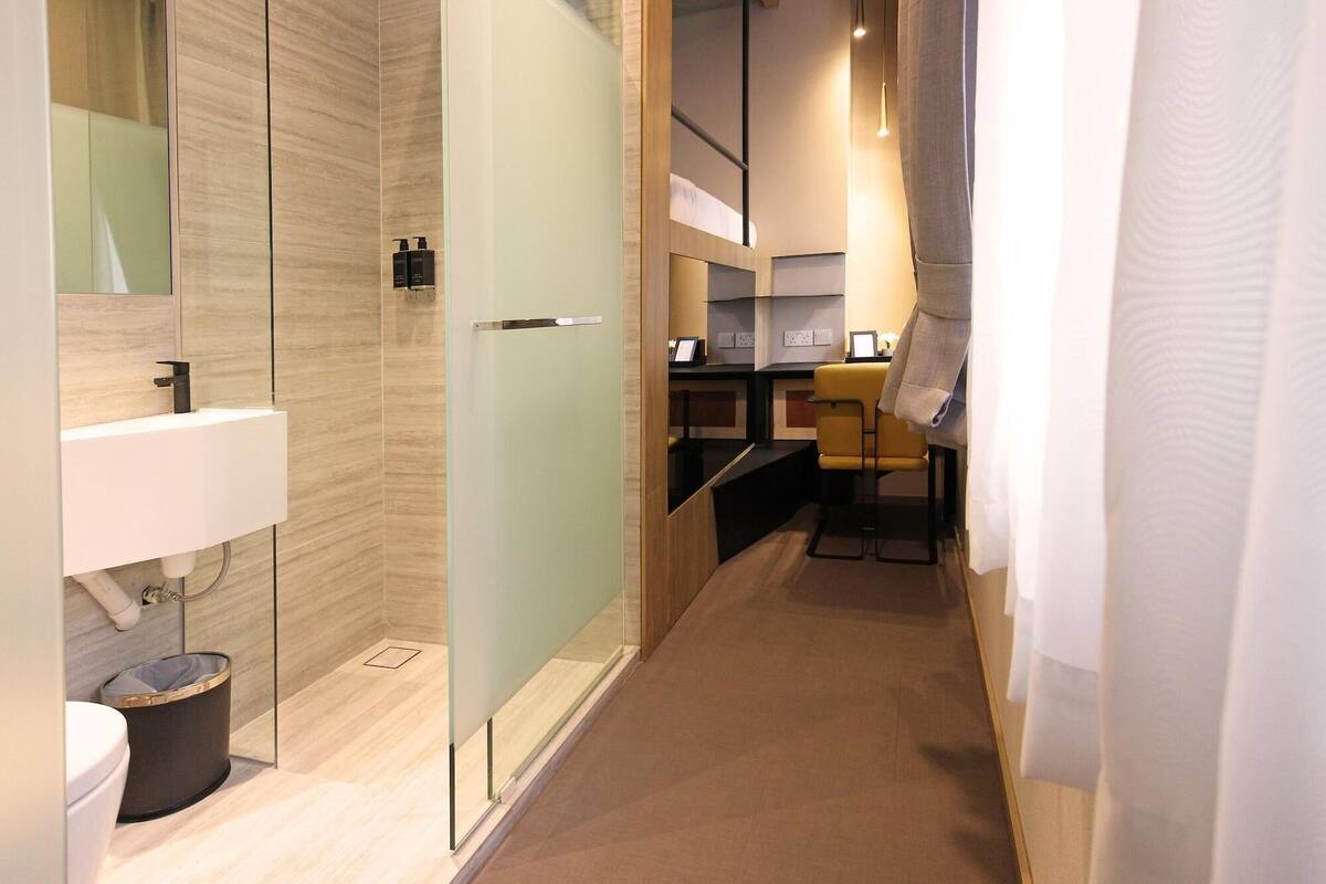 9 hours: 24:00-09:00 Upper Cabin | Bathroom