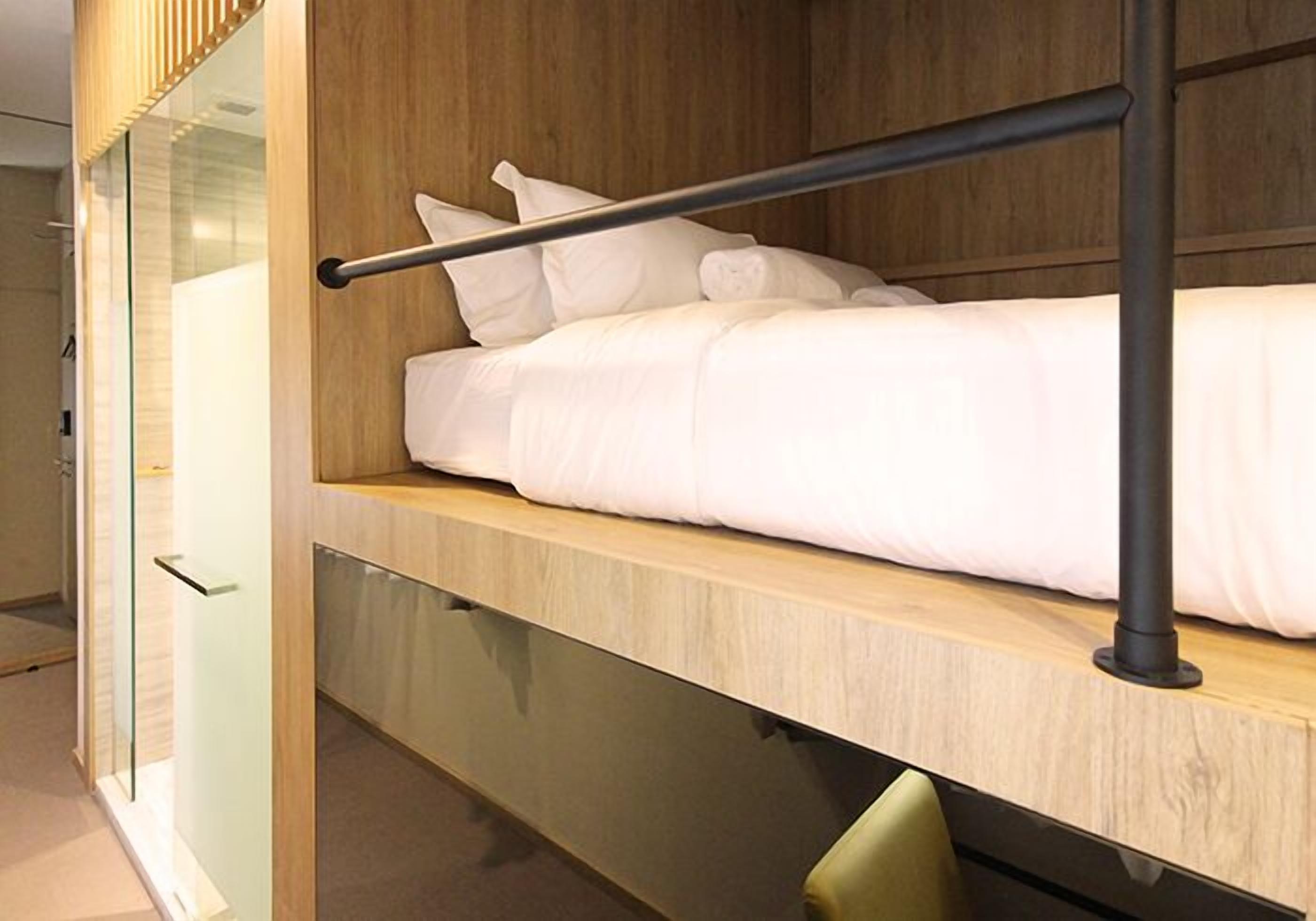 9 hours: 24:00-09:00 Upper Cabin | In-room safe, desk, free WiFi