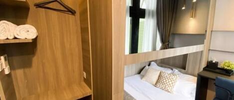 客房內保險箱、書桌、免費無線上網