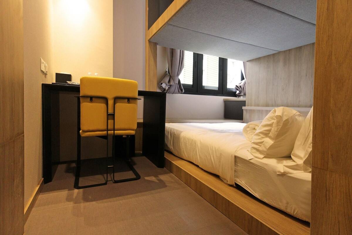 9 hours: 24:00-09:00 Lower Cabin