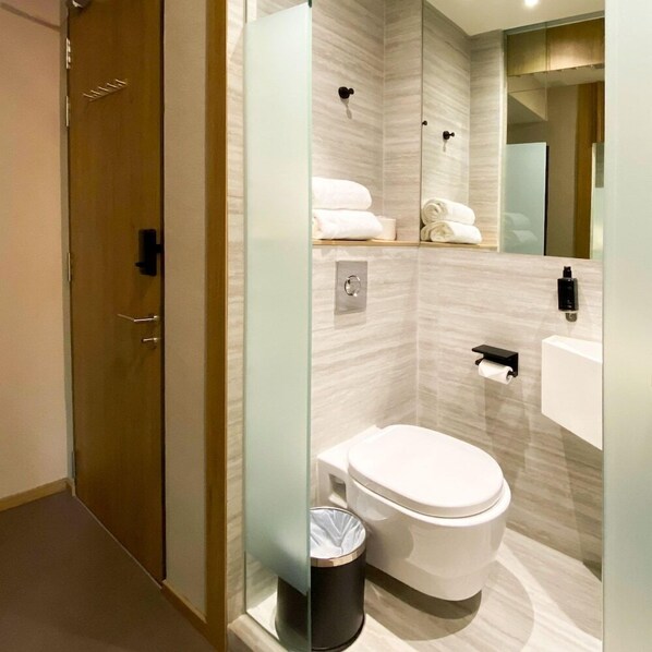 Bruser, hårtørrer, hjemmesko, Sæbe