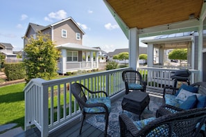 Terrace/patio - Whispering Waves Cottage - Oyhut Bay Seaside Village (Ocean Shores)