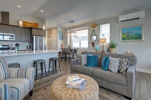 TV, fireplace, DVD player - Whispering Waves Cottage - Oyhut Bay Seaside Village (Ocean Shores)