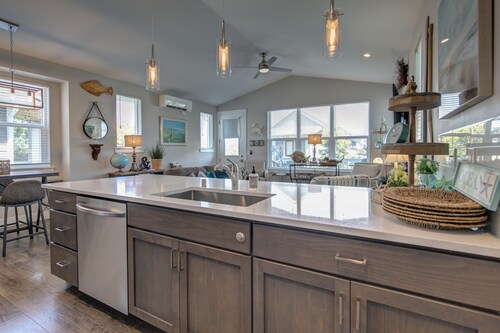 Whispering Waves Cottage - Oyhut Bay Seaside Village