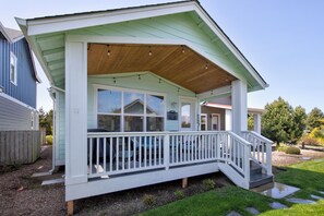 Exterior - Whispering Waves Cottage - Oyhut Bay Seaside Village (Ocean Shores)