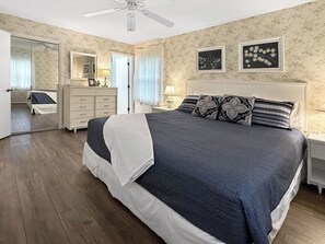 4 Schlafzimmer, Schreibtisch, Bügeleisen/Bügelbrett, Reisekinderbett