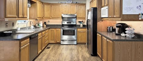 Frigorífico, microondas, horno y placa de cocina
