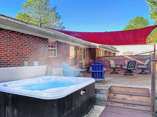 Hot tub, Firepit, BBQ, Full kitchen, SmartTV, King,Pet