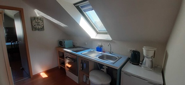 Fridge, microwave, oven, coffee/tea maker