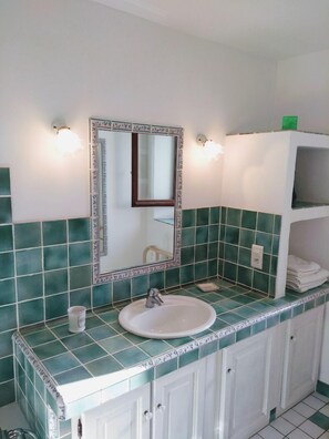 Bathtub, hair dryer, towels, toilet paper - Charming gite 2 pers in Luberon, quiet, panoramic view, swimming pool, fireplace  (Lacoste)