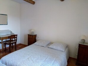 1 bedroom, iron/ironing board, travel crib, free WiFi - Charming gite 2 pers in Luberon, quiet, panoramic view, swimming pool, fireplace  (Lacoste)