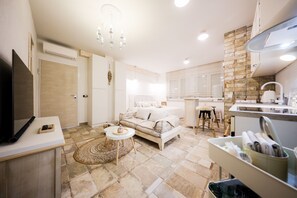 Estudi prèmium | Sala d'estar | Televisor intel·ligent de 138 cm amb canals per satèl·lit i televisor 