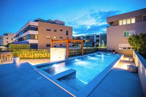 Una piscina al aire libre de temporada