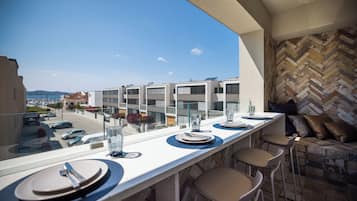 Deluxe Apartment | Premium bedding, pillowtop beds, in-room safe, individually decorated