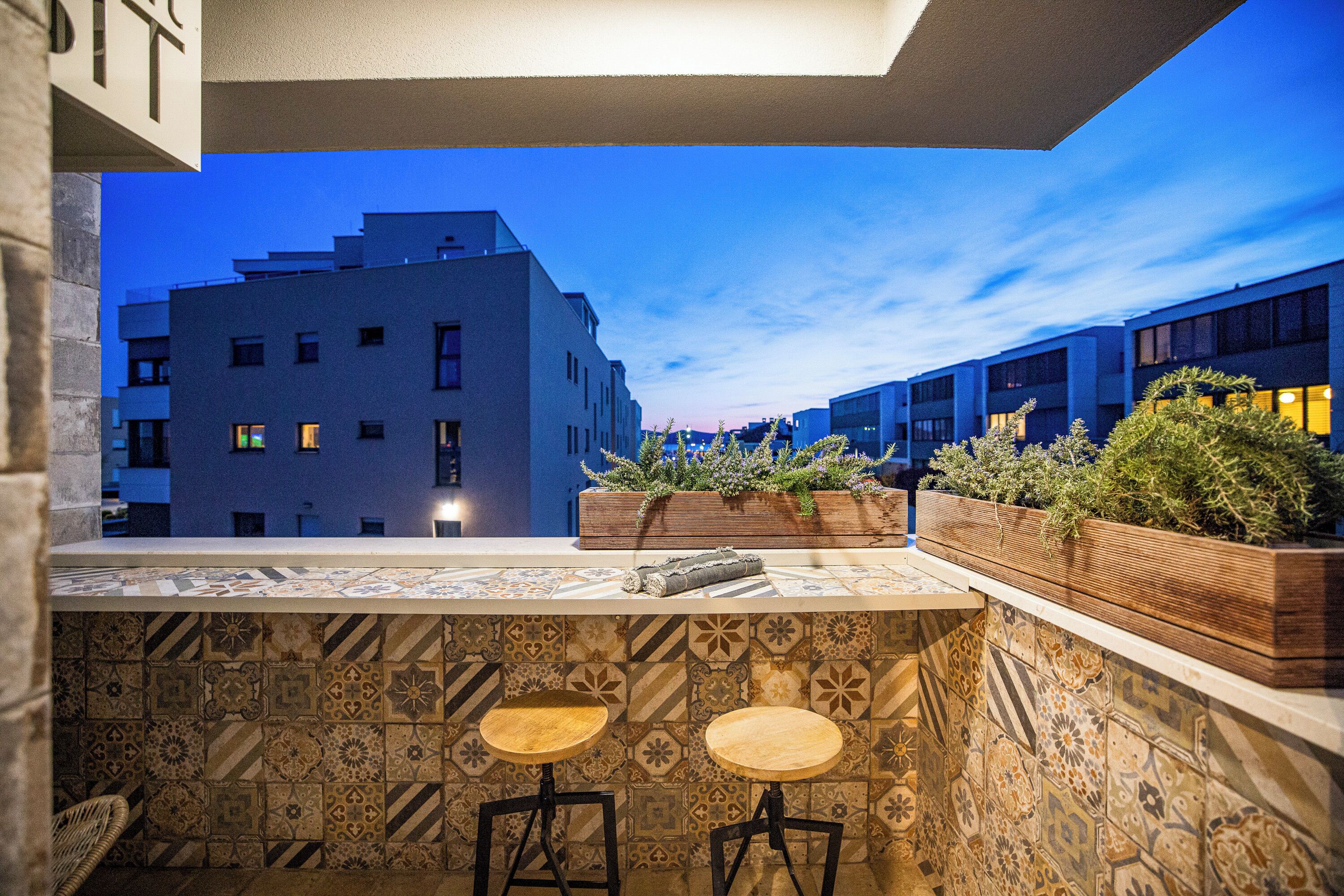 Deluxe Studio | Premium bedding, pillowtop beds, in-room safe, individually decorated