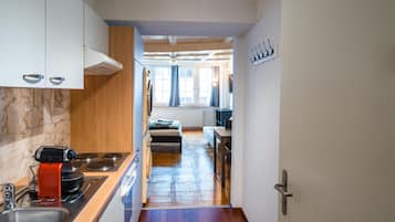 Mikrobølgeovn, kaffe-/temaskine, højstol