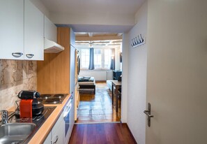 Microwave, coffee/tea maker, highchair, cookware/dishes/utensils - ZH Niederdorf II - Hitrental Apartment (Zürich)