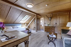 Deluxe Double Room | Living area