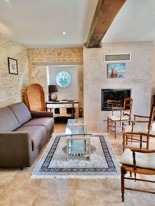 Télévision, cheminée, lecteur de DVD, baby-foot