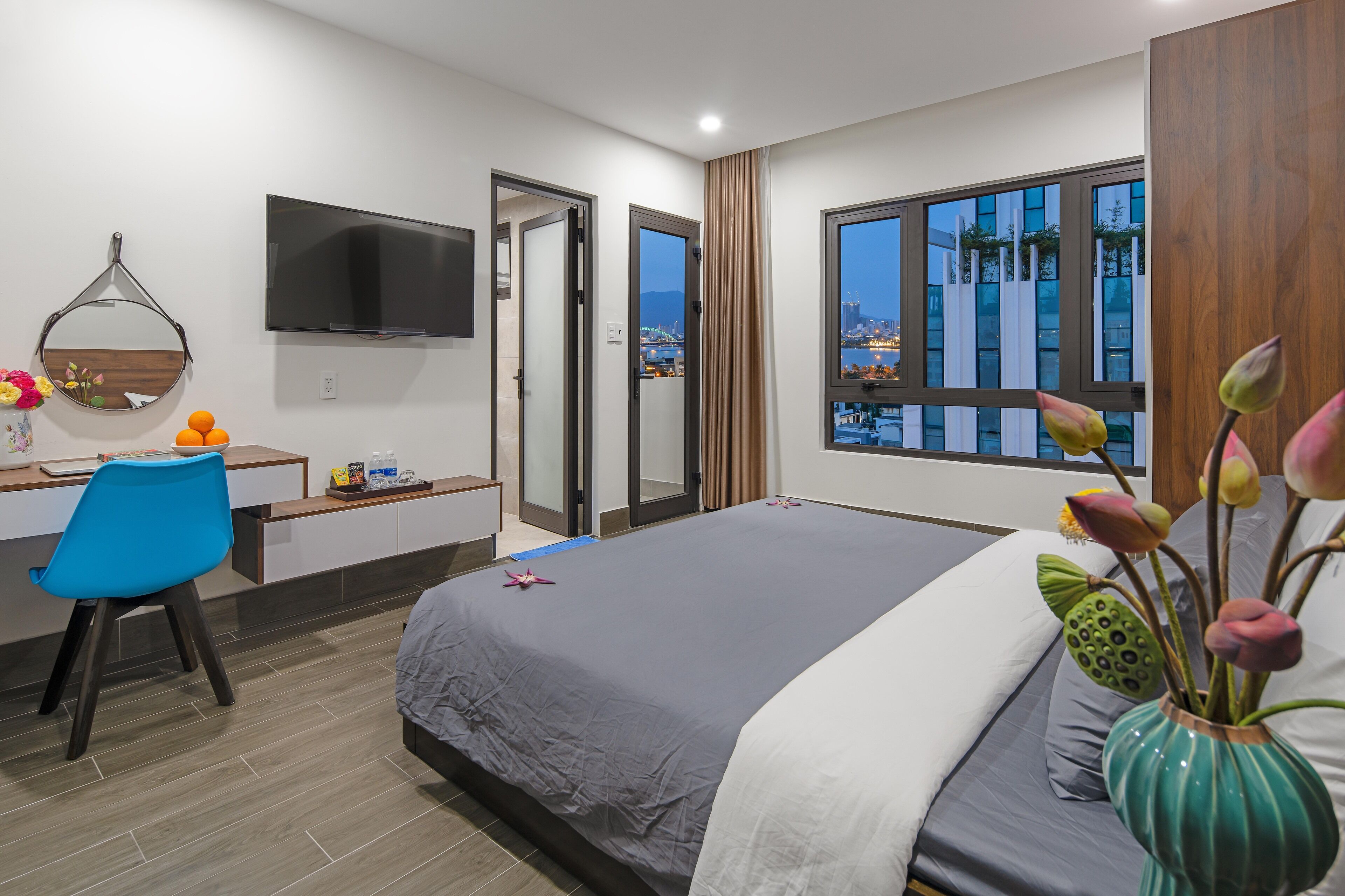 高档床上用品、迷你吧、特色家居、办公桌