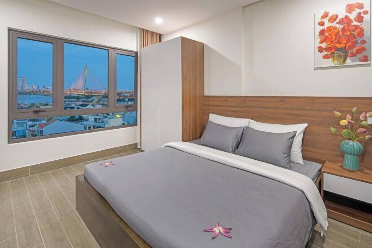 Roupas de cama premium, frigobar, escrivaninha