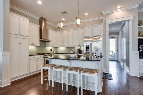 Full-sized fridge, microwave, oven, stovetop