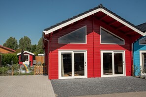 Exterior - Cosy chalet 'Gerhard' in picturesque Sint-Annaland (Sint-Annaland)