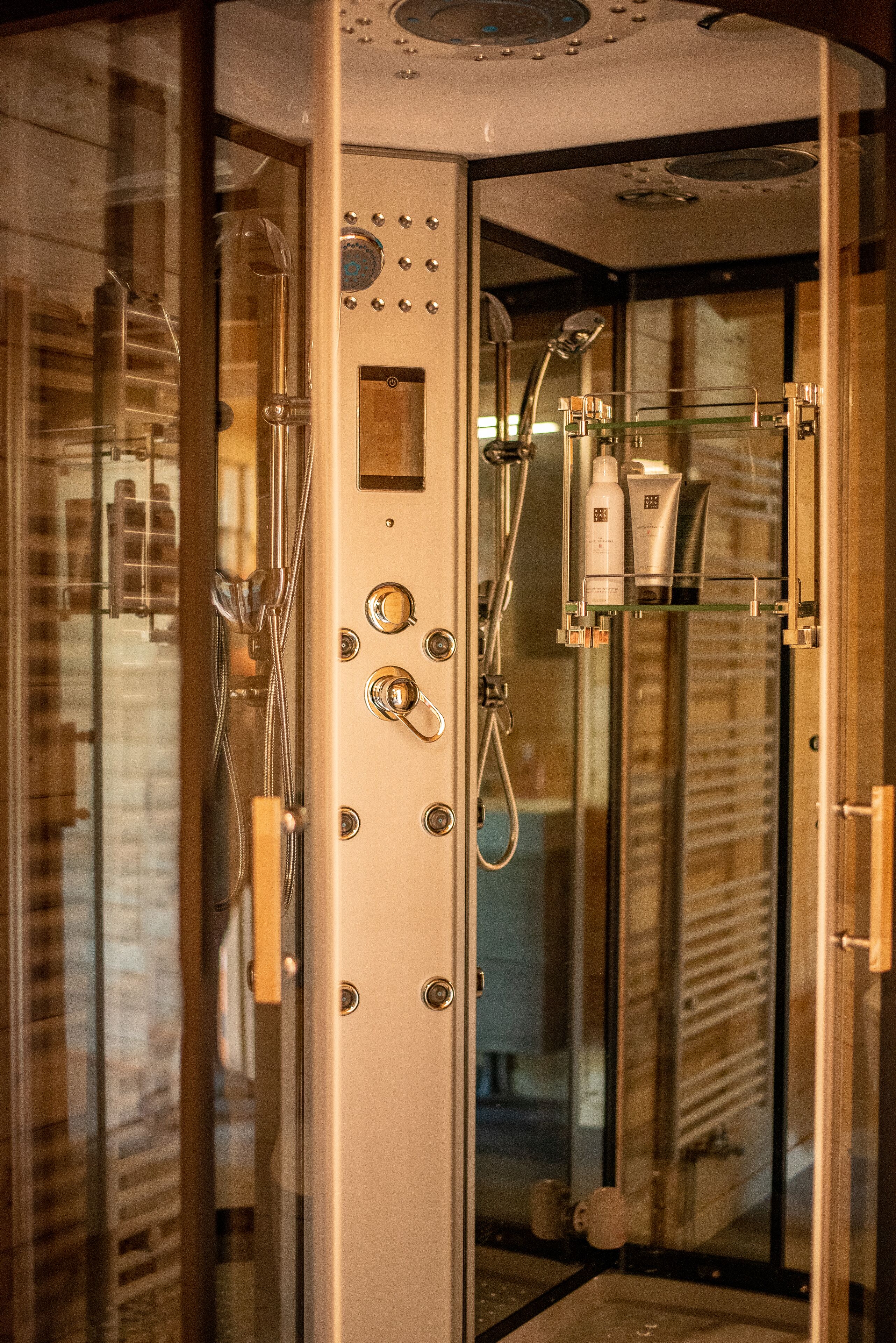 Douche, serviettes fournies, papier toilette