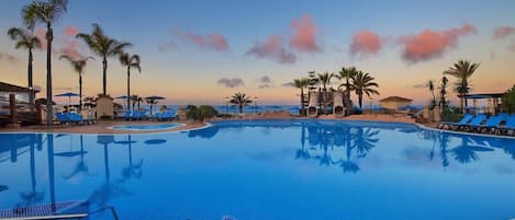 Piscine couverte, piscine extérieure