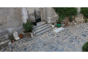 Courtyard - Maleatis Apollo (South Kynouria)