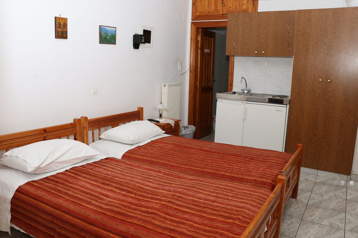 Camera con letto matrimoniale o 2 letti singoli | Una scrivania, Wi-Fi gratuito