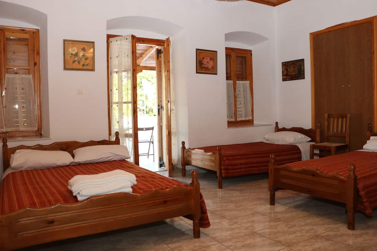 Habitación cuádruple superior | Escritorio y wifi gratis