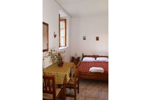 Desk, free WiFi - Maleatis Apollo (South Kynouria)