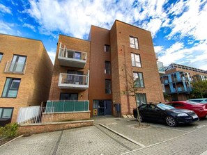 Exterior - Cosy City Centre • Balcony • Free Parking • Fast WiFi (Milton Keynes)