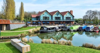 Cosy City Centre • Balcony • Free Parking • Fast WiFi