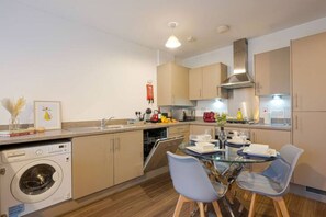 Fridge, microwave, oven, stovetop - Cosy City Centre • Balcony • Free Parking • Fast WiFi (Milton Keynes)