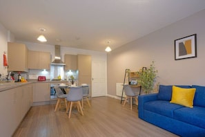 A modern apartment with a kitchen, dining area, and living room. - Beautiful Apartment • City Centre • Balcony • Free Parking • Fast WiFi • Smart TV • Yoko Property (Milton Keynes)