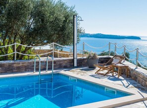 Appartement (2 Bedroom Apt w/ Balcony n Sea View-z) | Piscine | Piscine extérieure en saison