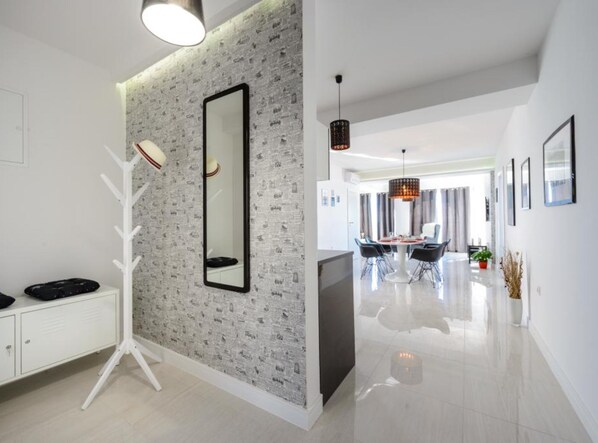 Appartement (2 Bedroom Apt with Balcony n Sea View) | Salle Ă manger