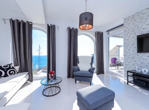 Appartement (2 Bedroom Apt with Balcony n Sea View) | Salle de séjour | Télévision