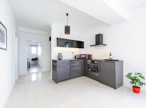 Apartment (2 Bedroom Apt with Balcony n Sea View) | Eigene Küche | Kühlschrank, Hochstuhl