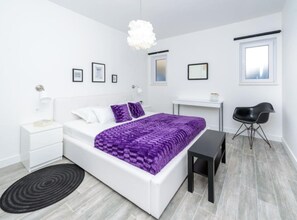 Appartement (2 Bedroom Apt with Balcony n Sea View) | 4 chambres, lit de bébé (supplément), literie fournie