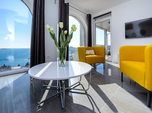 LĂ€genhet (2 Bedroom Apt w/ Balcony n Sea View-z) | Vardagsrum | Tv