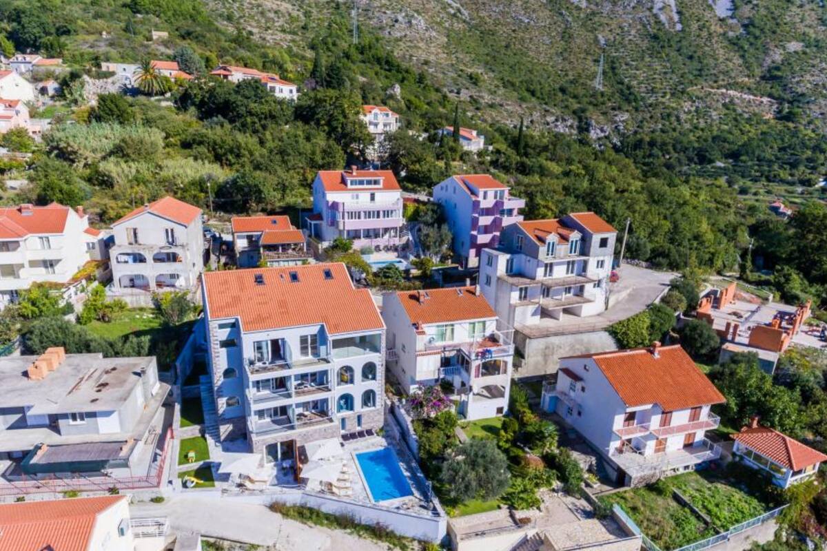 아파트 (2 Bedroom Apt w/ Balcony n Sea View-z) | 외관