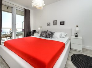 Lejlighed (2 Bedroom Apt with Balcony n Sea View) | 4 soveværelser, baby-/barnesenge (tillægsgebyr), sengetøj