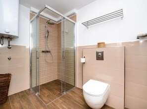 Appartement (2 Bedroom Apt w/ Balcony n Sea View-z) | Salle de bain | Douche, serviettes fournies, shampooing
