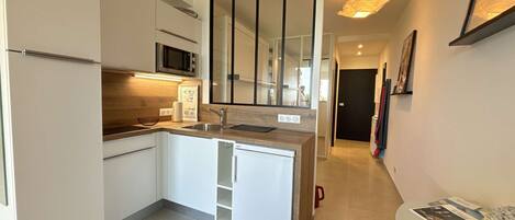 Fridge, microwave, oven, coffee/tea maker