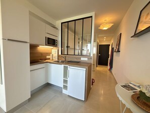 Fridge, microwave, oven, coffee/tea maker