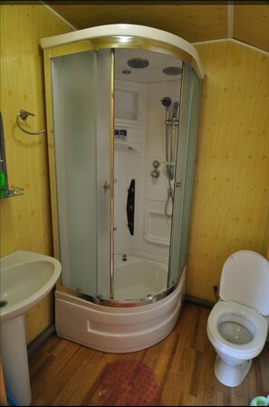 Habitación triple estándar | Baño | Regadera, regadera tipo lluvia, toallas 